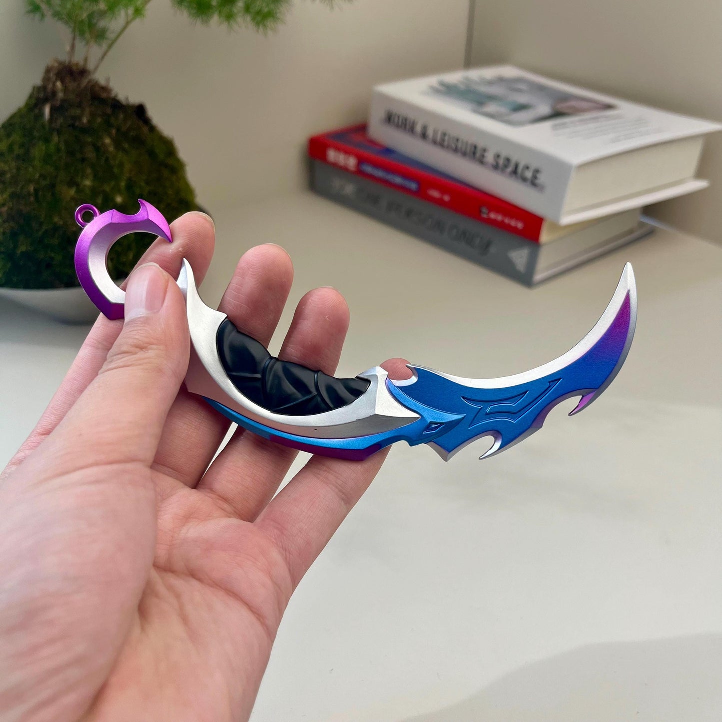 Valorant Reaver Karambit Knife, Game Peripheral, Game Weapons Model, Rotate Blunt Blade Trainer Knife, Weapons Replica, Desk Toys, Boy Gift