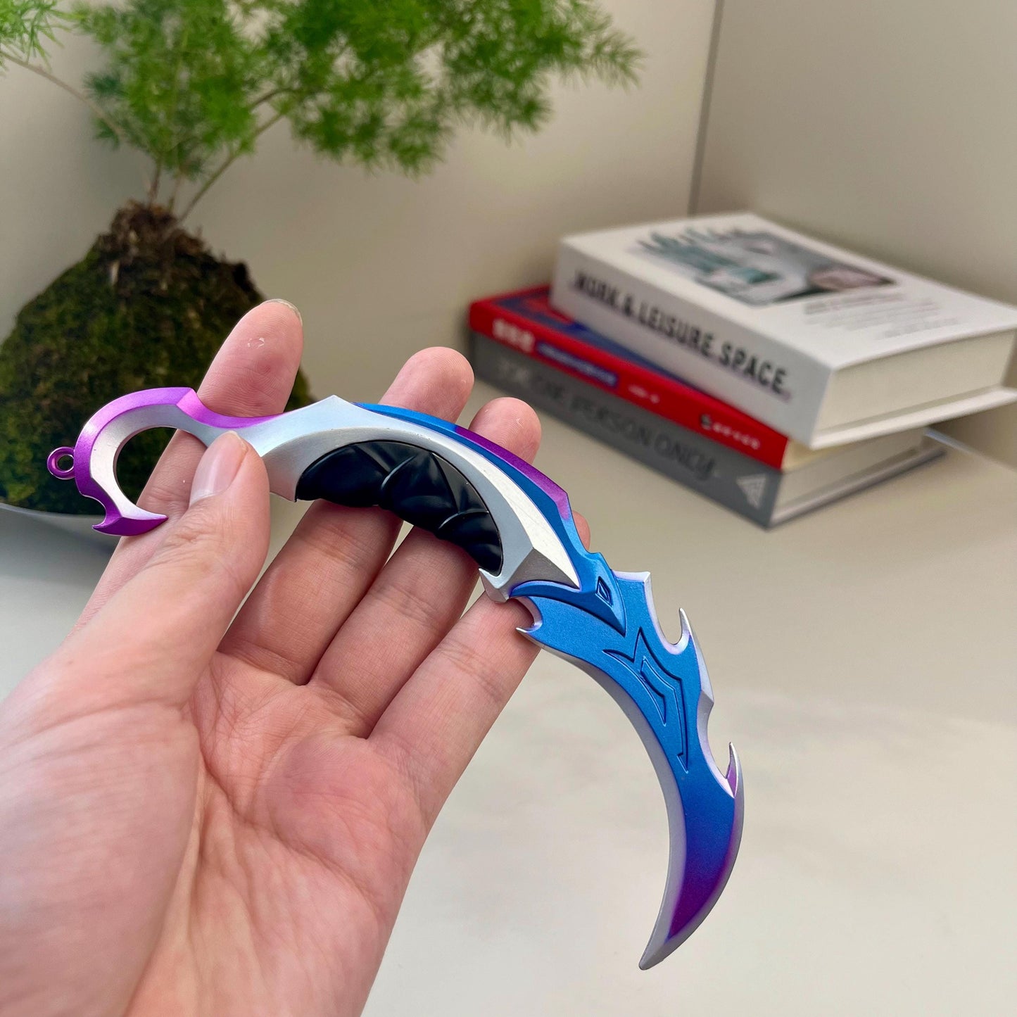 Valorant Reaver Karambit Knife, Game Peripheral, Game Weapons Model, Rotate Blunt Blade Trainer Knife, Weapons Replica, Desk Toys, Boy Gift