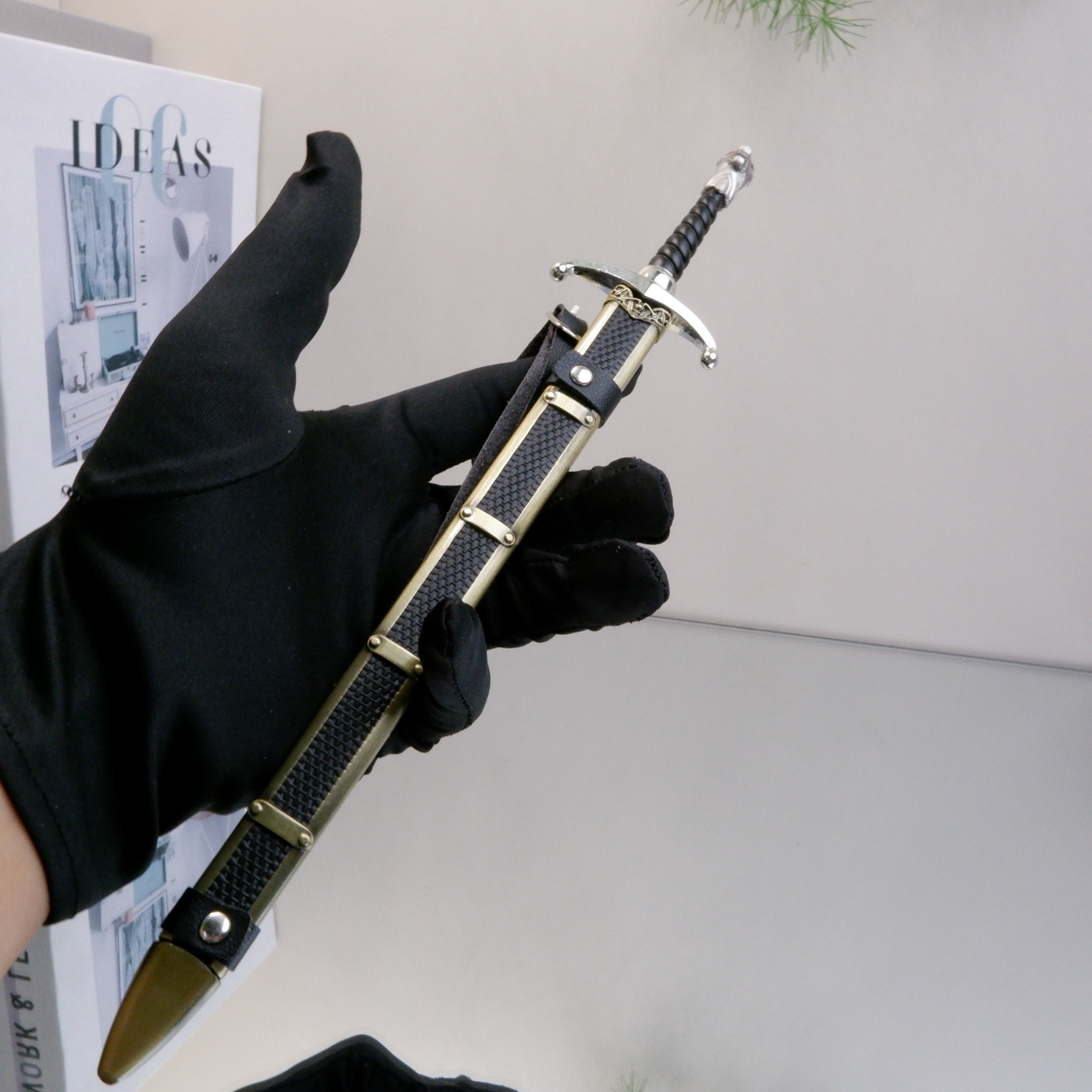Games Movie And TV Peripheral Medieval Antique Long Claw Swords With Scabbard Weapon Model High-Quality Metal Crafts Ornaments Boys Toy Gift