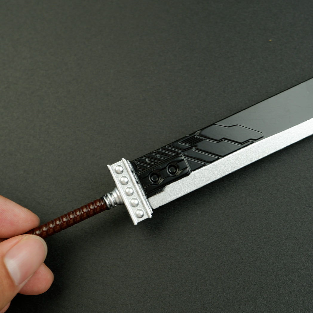 Final Fantasy Cloud Buster Sword Metal Keychain – Zinc Alloy RPG Mini Sword Bag Charm Collectible
