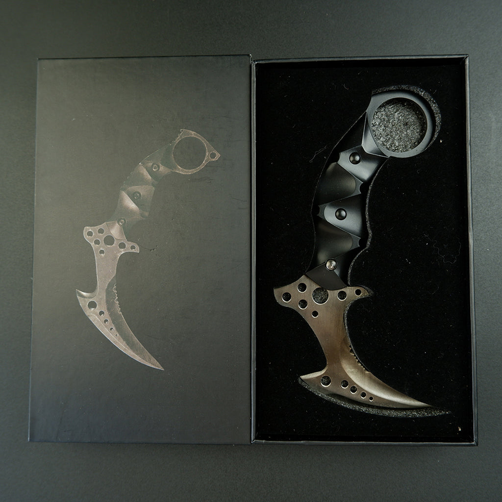 Hand-forging Re8 Chris Karambit Sharp Blade Stainless Steel Replica
