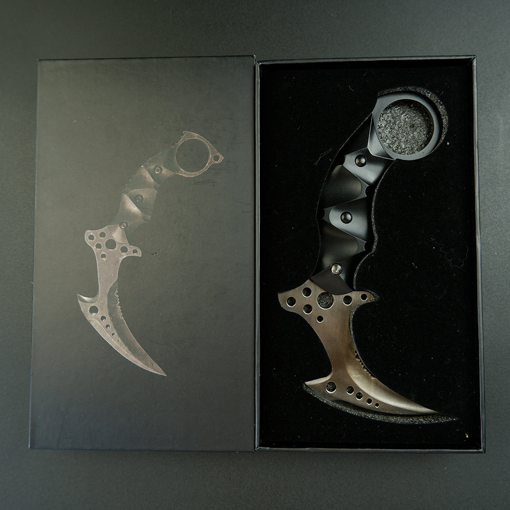 Hand-forging Re8 Chris Karambit Sharp Blade Stainless Steel Replica