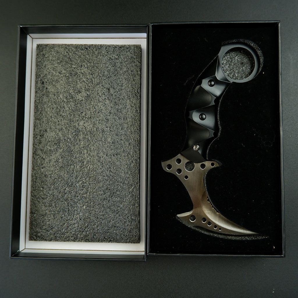 Hand-forging Re8 Chris Karambit Sharp Blade Stainless Steel Replica