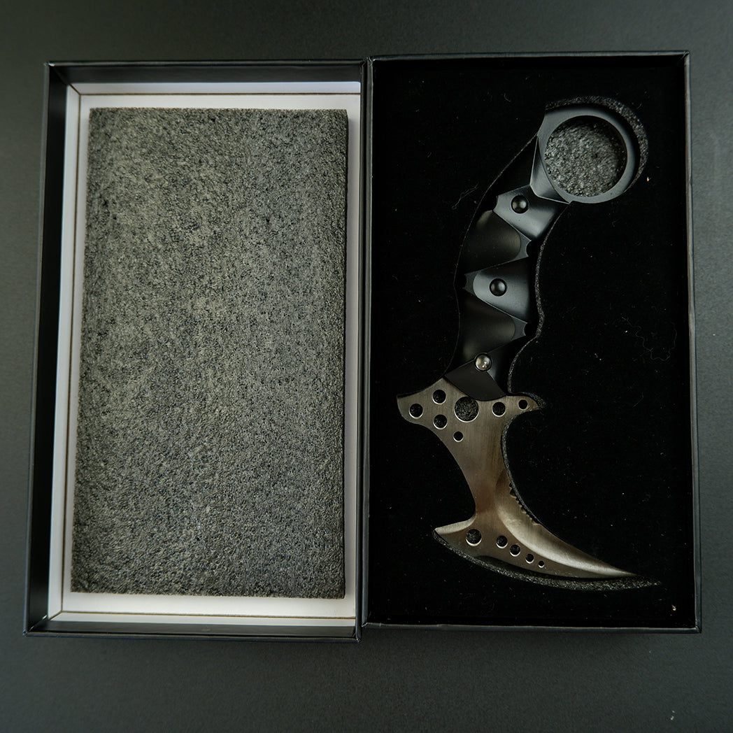 Hand-forging Re8 Chris Karambit Sharp Blade Stainless Steel Replica
