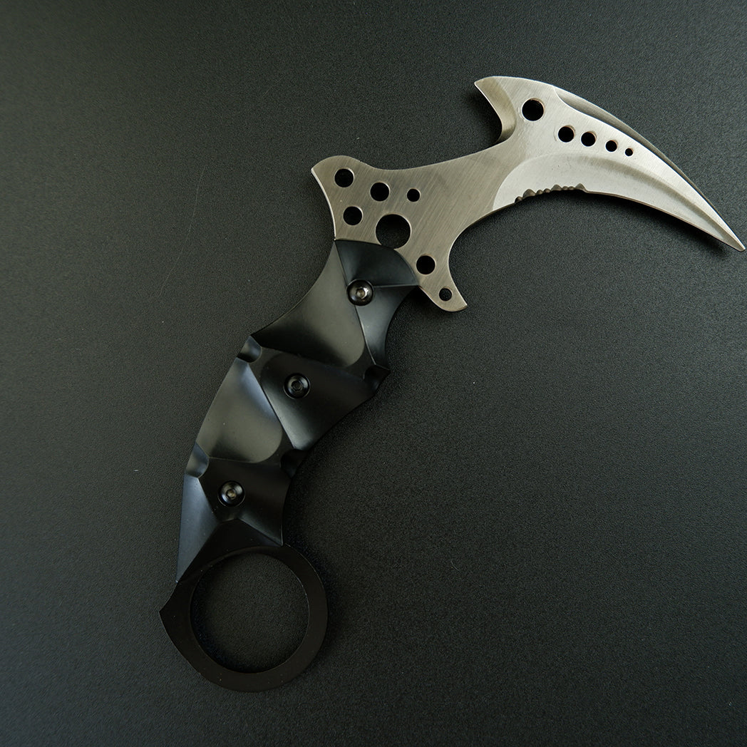 Hand-forging Re8 Chris Karambit Sharp Blade Stainless Steel Replica