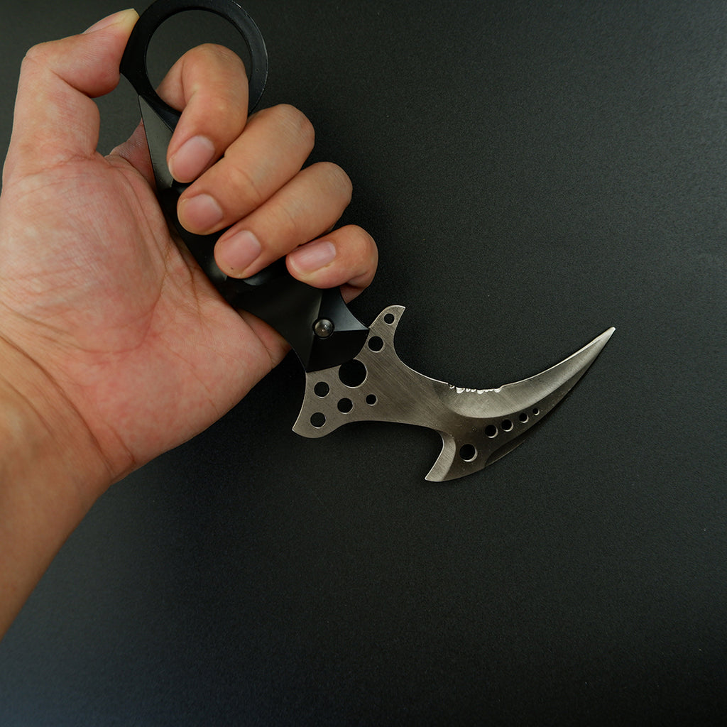 Hand-forging Re8 Chris Karambit Sharp Blade Stainless Steel Replica
