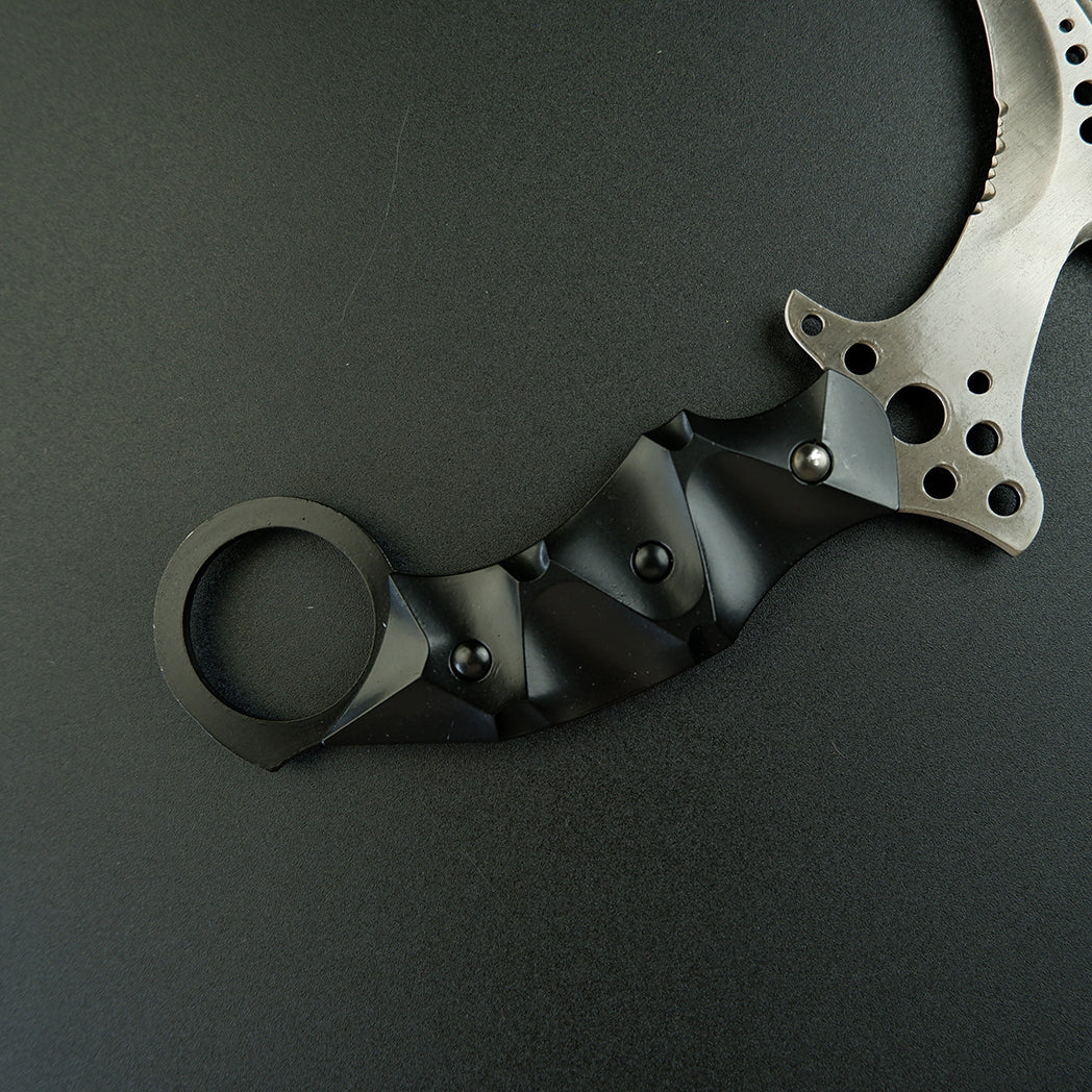 Hand-forging Re8 Chris Karambit Sharp Blade Stainless Steel Replica