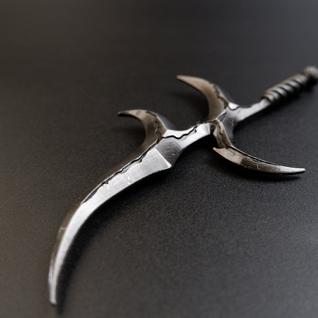 Elden Ring Bloodhound's Fang Curved Greatsword Metal Weapon Replica - 8.7" Zinc Alloy Curved Sword Toy Model Gift for Gamers & Collectors