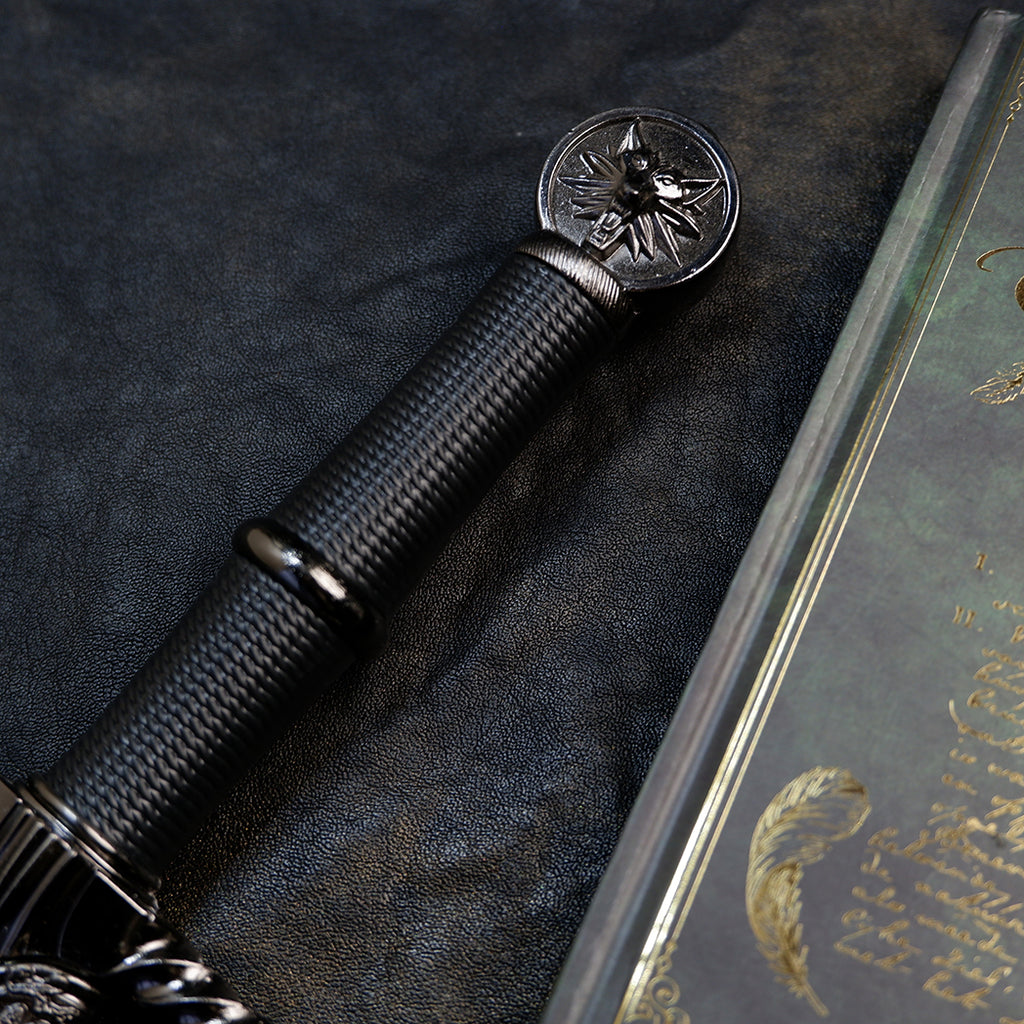 The Witcher 3 Geralt Steel Sword 22cm Metal Replica with Scabbard & Stand – Zinc Alloy Wolf Medallion Pommel Collectible