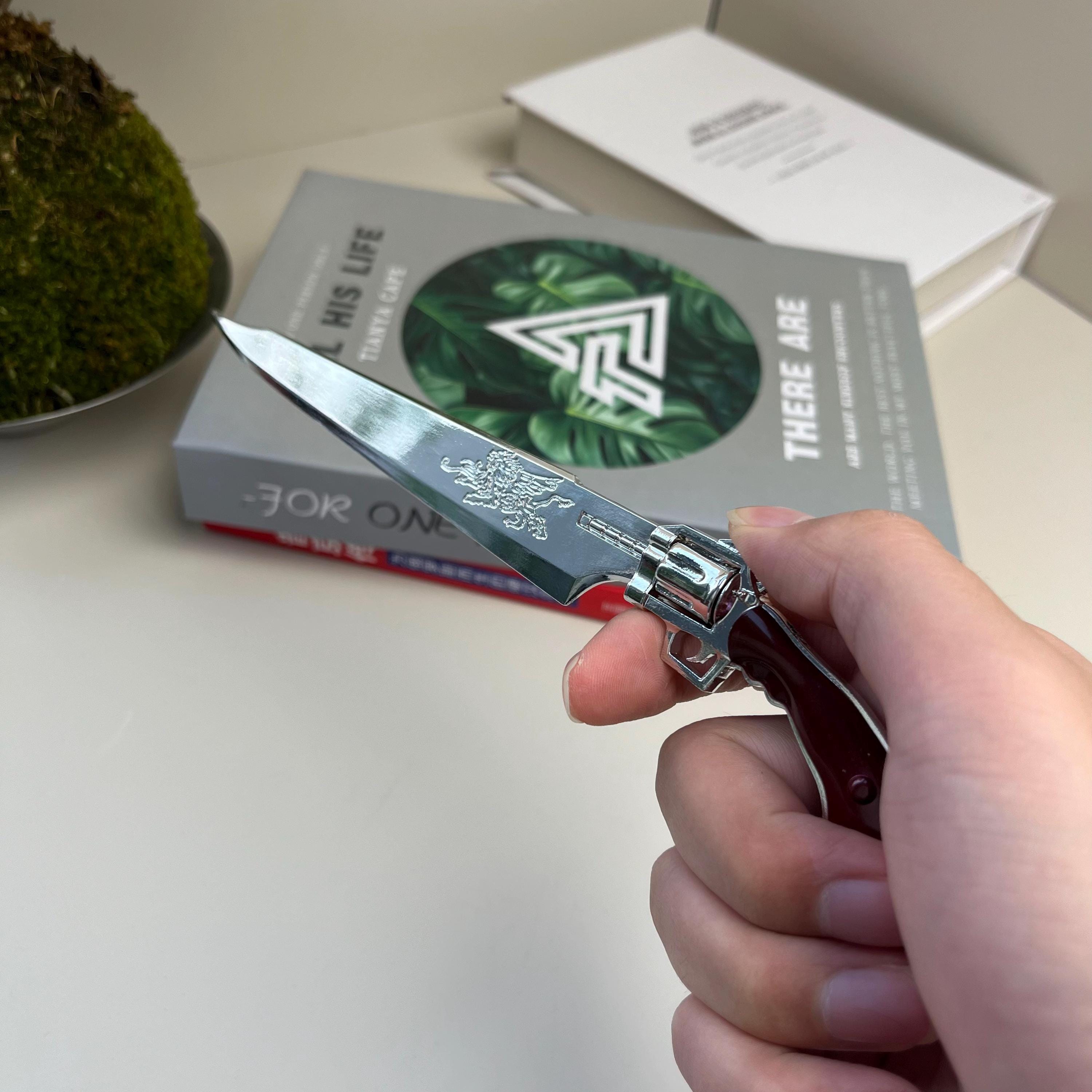 Final Fantasy VIII Squall Gunblade – Large Leonhart Display Piece with Engraved Griffon Amulet, Metal Model Collectible