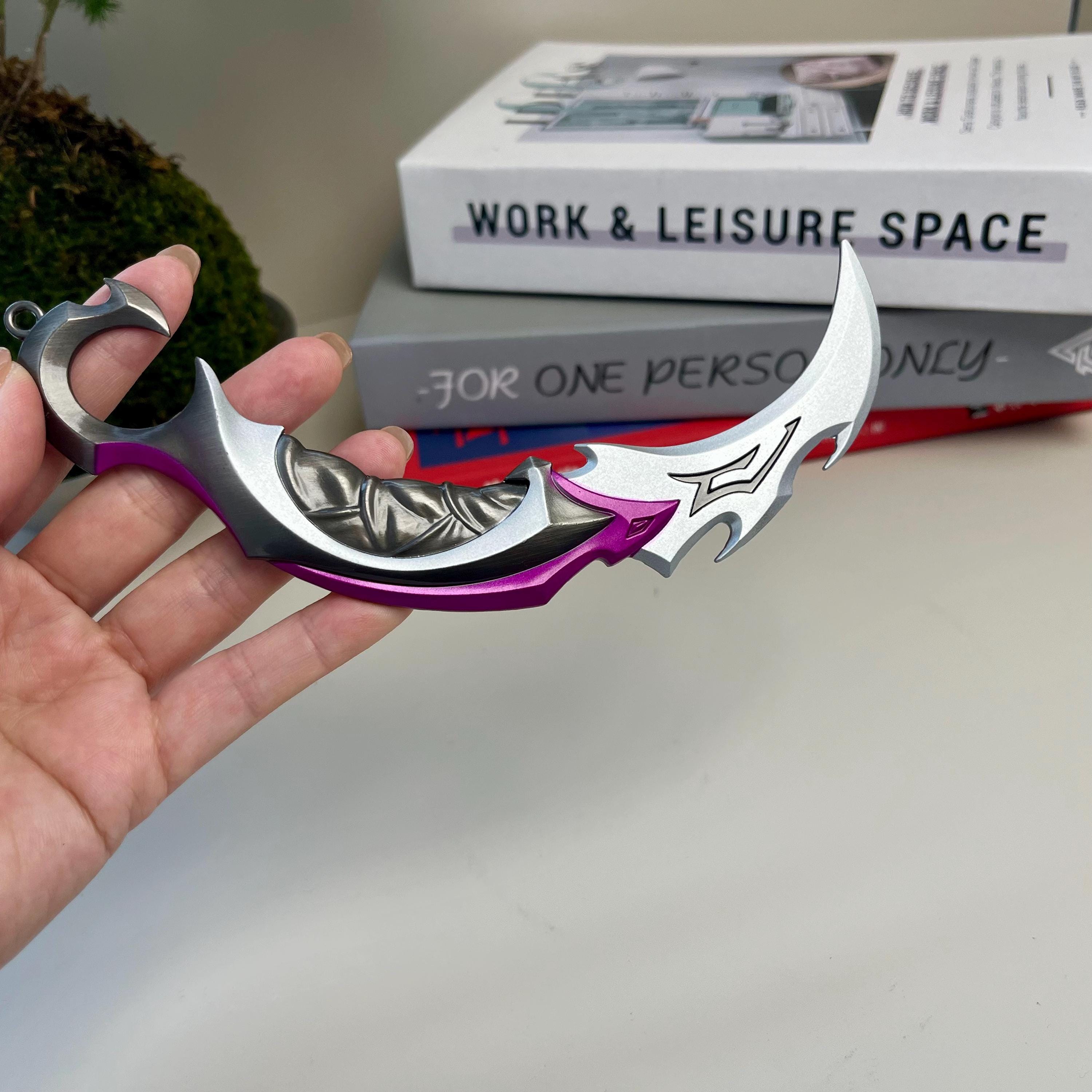 Valorant Reaver Karambit Dagger – Handcrafted Metal Prop, Spinning Trainer Gift